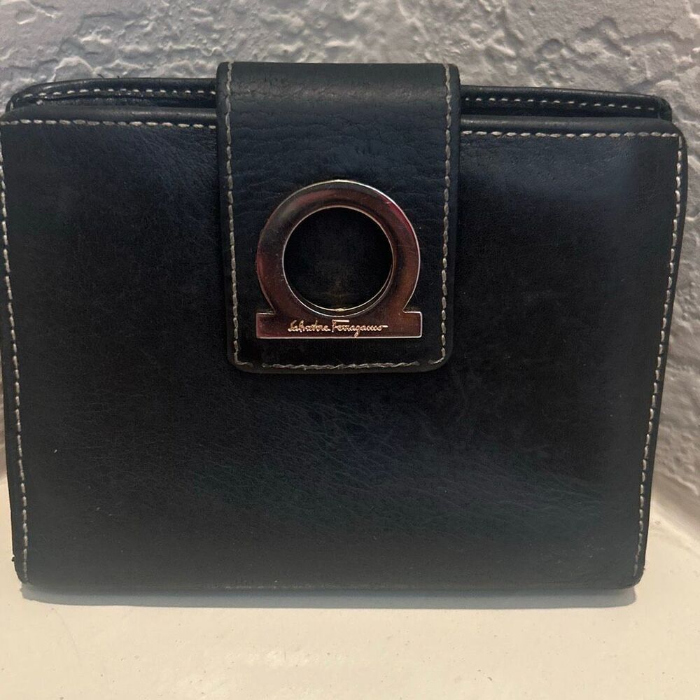 Ferragamo Compact Gancini Tab Wallet Black Leather Preppy Equestrian Old Money